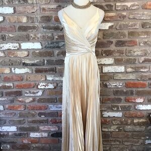 WEAR YOUR LOVE Women's Elegant Champagne Satin Pleated V-neck Gown 10/12 NEW